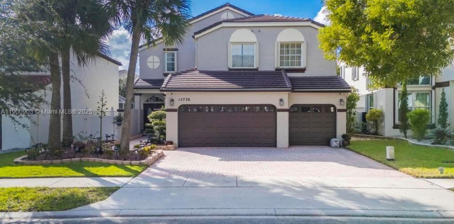 House in Pembroke Pines, Florida 4 bedrooms, 266.26 sq.m. № 1954557