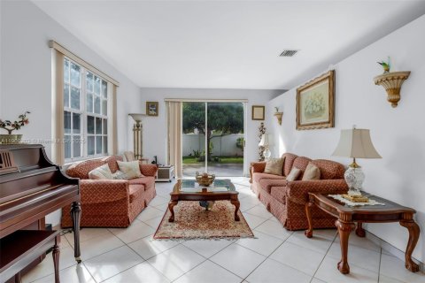 House in Pembroke Pines, Florida 4 bedrooms, 266.26 sq.m. № 1954557 - photo 3