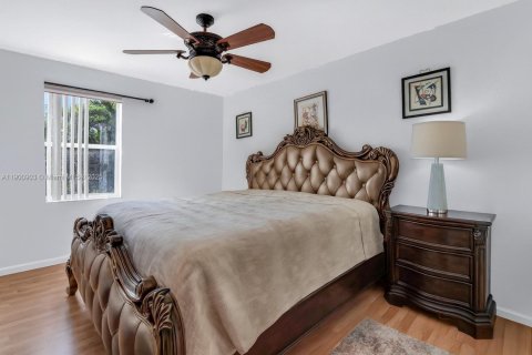 House in Pembroke Pines, Florida 4 bedrooms, 266.26 sq.m. № 1954557 - photo 13