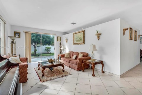 House in Pembroke Pines, Florida 4 bedrooms, 266.26 sq.m. № 1954557 - photo 2