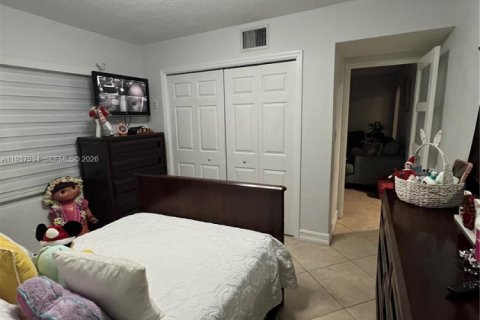 Villa ou maison à vendre à Hialeah, Floride: 2 chambres, 102.1 m2 № 1995504 - photo 12
