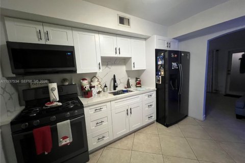 Villa ou maison à vendre à Hialeah, Floride: 2 chambres, 102.1 m2 № 1995504 - photo 2