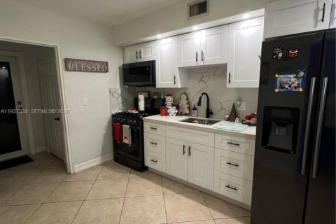 Villa ou maison à vendre à Hialeah, Floride: 2 chambres, 102.1 m2 № 1995504 - photo 6