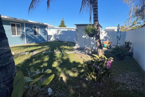 Villa ou maison à vendre à Hialeah, Floride: 2 chambres, 102.1 m2 № 1995504 - photo 21