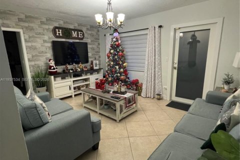 Villa ou maison à vendre à Hialeah, Floride: 2 chambres, 102.1 m2 № 1995504 - photo 18