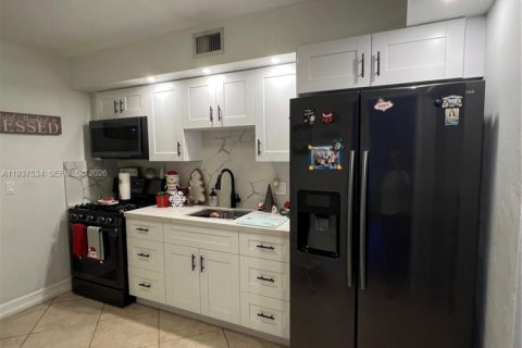 Villa ou maison à vendre à Hialeah, Floride: 2 chambres, 102.1 m2 № 1995504 - photo 3