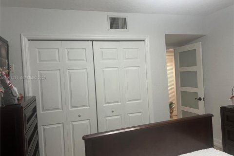 Villa ou maison à vendre à Hialeah, Floride: 2 chambres, 102.1 m2 № 1995504 - photo 11