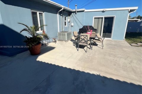 Villa ou maison à vendre à Hialeah, Floride: 2 chambres, 102.1 m2 № 1995504 - photo 25