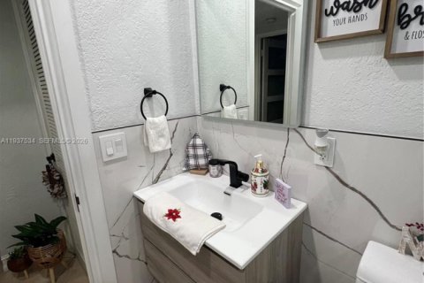 Villa ou maison à vendre à Hialeah, Floride: 2 chambres, 102.1 m2 № 1995504 - photo 13