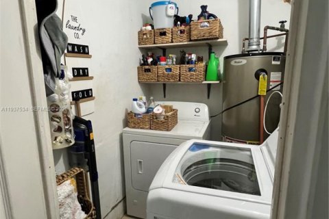 Villa ou maison à vendre à Hialeah, Floride: 2 chambres, 102.1 m2 № 1995504 - photo 30