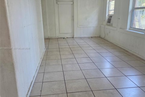 Casa en alquiler en Opa-locka, Florida, 2 dormitorios, 242.01 m2 № 2026255 - foto 2