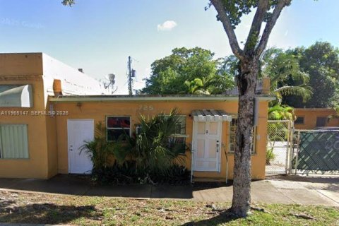 Casa en Opa-locka, Florida 2 dormitorios, 242.01 m2 № 2026255