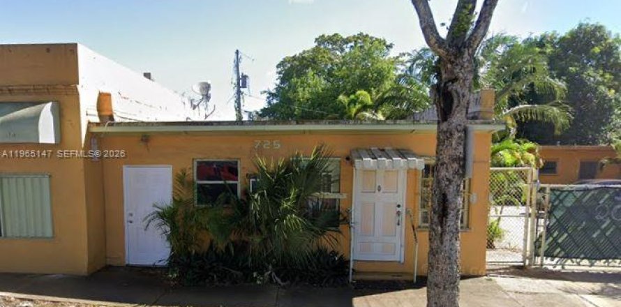 Casa en Opa-locka, Florida 2 dormitorios, 242.01 m2 № 2026255