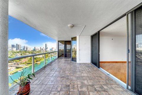 Condo in Aventura, Florida, 3 bedrooms  № 2008145 - photo 15