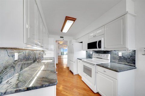 Condo in Aventura, Florida, 3 bedrooms  № 2008145 - photo 18