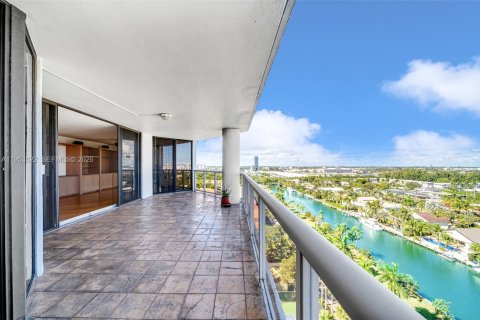 Condo in Aventura, Florida, 3 bedrooms  № 2008145 - photo 26