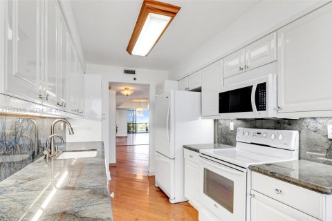 Condo in Aventura, Florida, 3 bedrooms  № 2008145 - photo 17