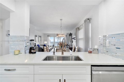 Condo in Hillsboro Beach, Florida, 2 bedrooms  № 1730930 - photo 11