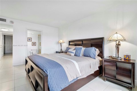 Condo in Hillsboro Beach, Florida, 2 bedrooms  № 1730930 - photo 28