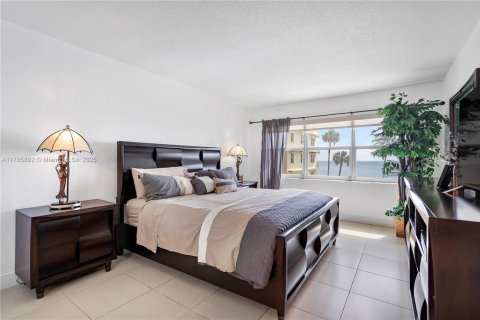 Condo in Hillsboro Beach, Florida, 2 bedrooms  № 1730930 - photo 26