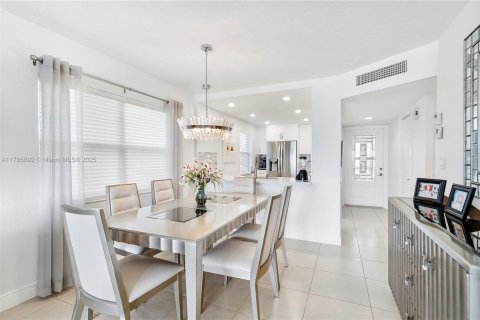 Condo in Hillsboro Beach, Florida, 2 bedrooms  № 1730930 - photo 17