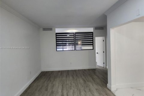 Apartamento en alquiler en Miami Beach, Florida, 2 dormitorios, 74.32 m2 № 2016644 - foto 28