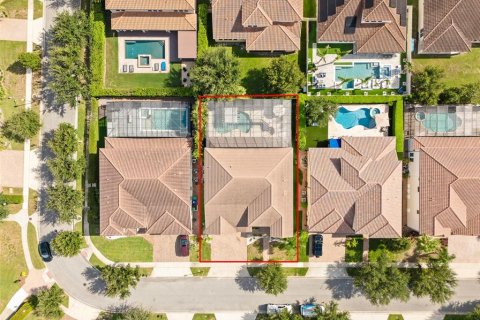 House in Orlando, Florida 7 bedrooms, 487.18 sq.m. № 2304345 - photo 6