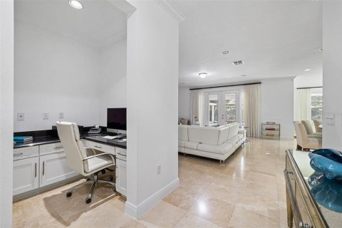 House in Orlando, Florida 7 bedrooms, 487.18 sq.m. № 2304345 - photo 15