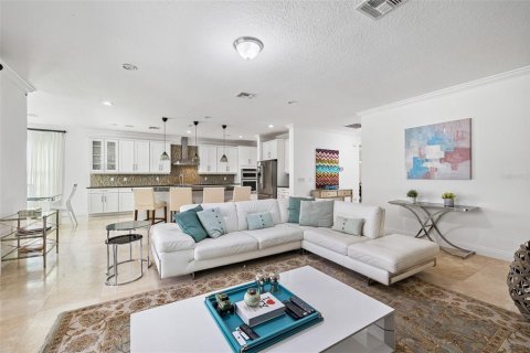 House in Orlando, Florida 7 bedrooms, 487.18 sq.m. № 2304345 - photo 18