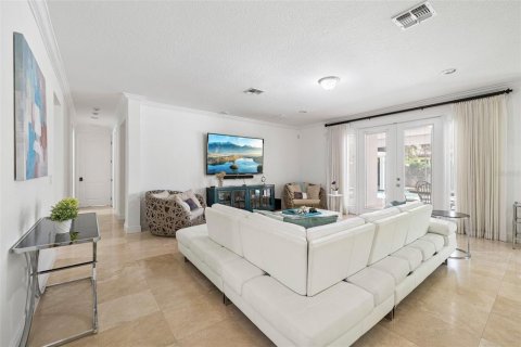 House in Orlando, Florida 7 bedrooms, 487.18 sq.m. № 2304345 - photo 16