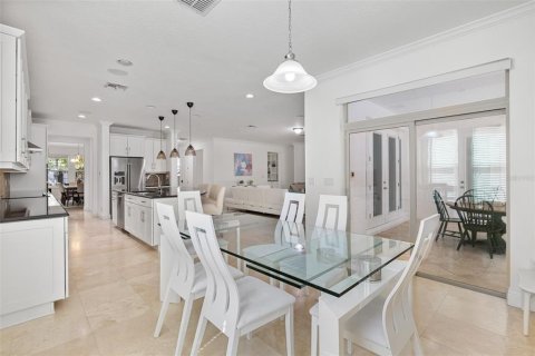 House in Orlando, Florida 7 bedrooms, 487.18 sq.m. № 2304345 - photo 27