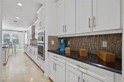 House in Orlando, Florida 7 bedrooms, 487.18 sq.m. № 2304345 - photo 24