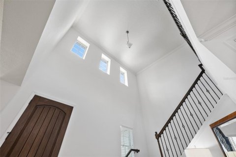 House in Orlando, Florida 7 bedrooms, 487.18 sq.m. № 2304345 - photo 12