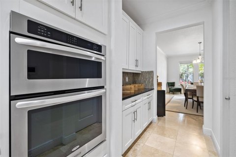 House in Orlando, Florida 7 bedrooms, 487.18 sq.m. № 2304345 - photo 23
