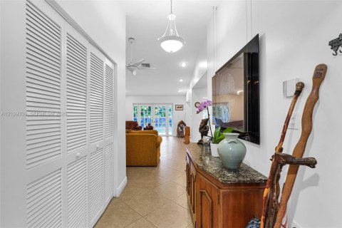 Villa ou maison à vendre à Miami, Floride: 3 chambres, 174.38 m2 № 2428557 - photo 5