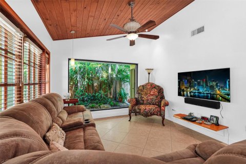 Villa ou maison à vendre à Miami, Floride: 3 chambres, 174.38 m2 № 2428557 - photo 13