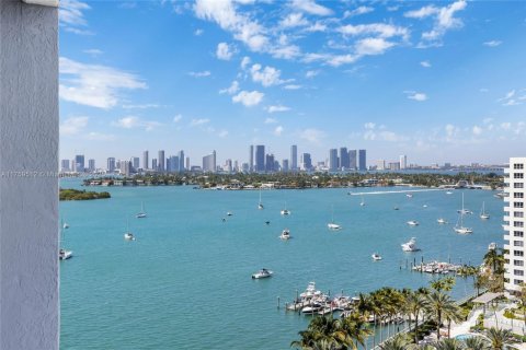 Condo in Miami Beach, Florida, 1 bedroom  № 1713932 - photo 1
