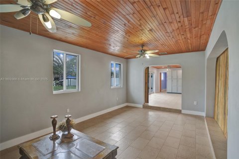 House in Plantation, Florida 5 bedrooms, 248.23 sq.m. № 1818425 - photo 16