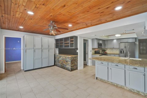House in Plantation, Florida 5 bedrooms, 248.23 sq.m. № 1818425 - photo 13