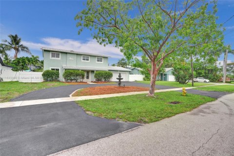 House in Plantation, Florida 5 bedrooms, 248.23 sq.m. № 1818425 - photo 8