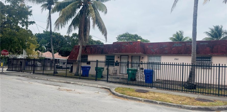Commercial property in Miami, Florida 267.56 sq.m. № 1830477
