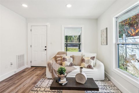 House in Winter Garden, Florida 3 bedrooms, 71.53 sq.m. № 1908102 - photo 2