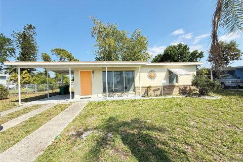 House in Port Charlotte, Florida 2 bedrooms, 110.74 sq.m. № 2239476