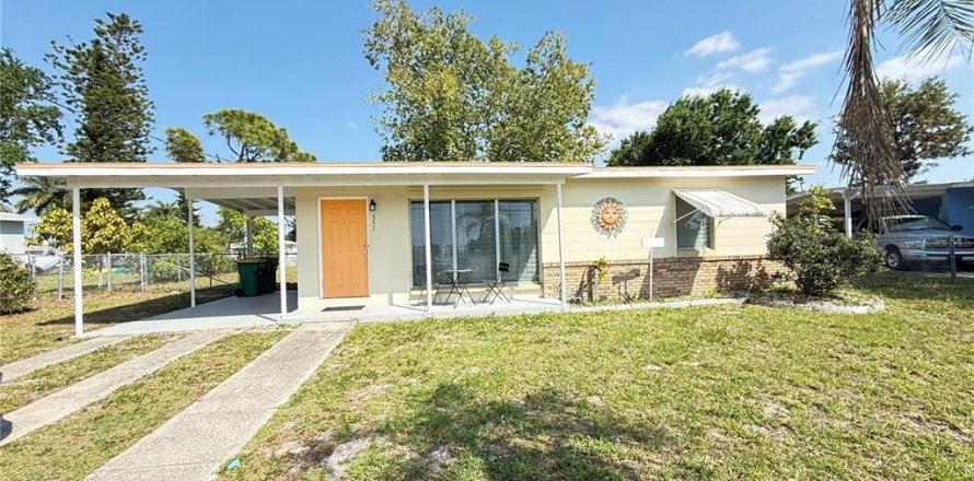 House in Port Charlotte, Florida 2 bedrooms, 110.74 sq.m. № 2239476