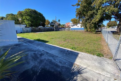 House in Hialeah, Florida 3 bedrooms, 96.99 sq.m. № 2080776 - photo 4