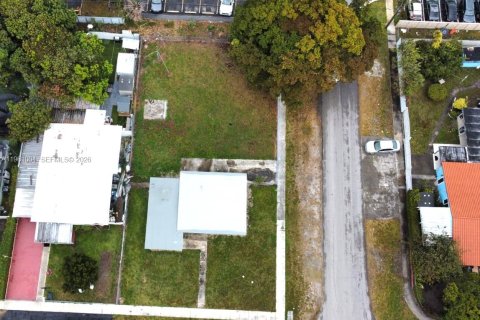 House in Hialeah, Florida 3 bedrooms, 96.99 sq.m. № 2080776