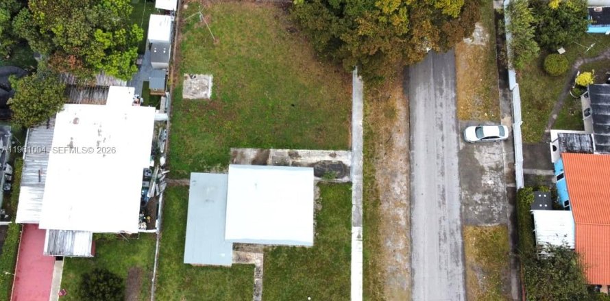 House in Hialeah, Florida 3 bedrooms, 96.99 sq.m. № 2080776