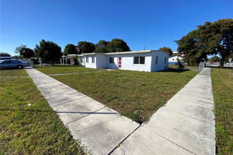 House in Hialeah, Florida 3 bedrooms, 96.99 sq.m. № 2080776 - photo 2
