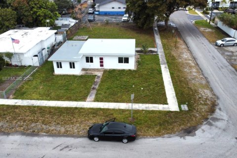 House in Hialeah, Florida 3 bedrooms, 96.99 sq.m. № 2080776 - photo 5