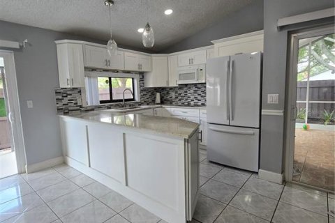 House in Tampa, Florida 3 bedrooms, 118.73 sq.m. № 2215535 - photo 3
